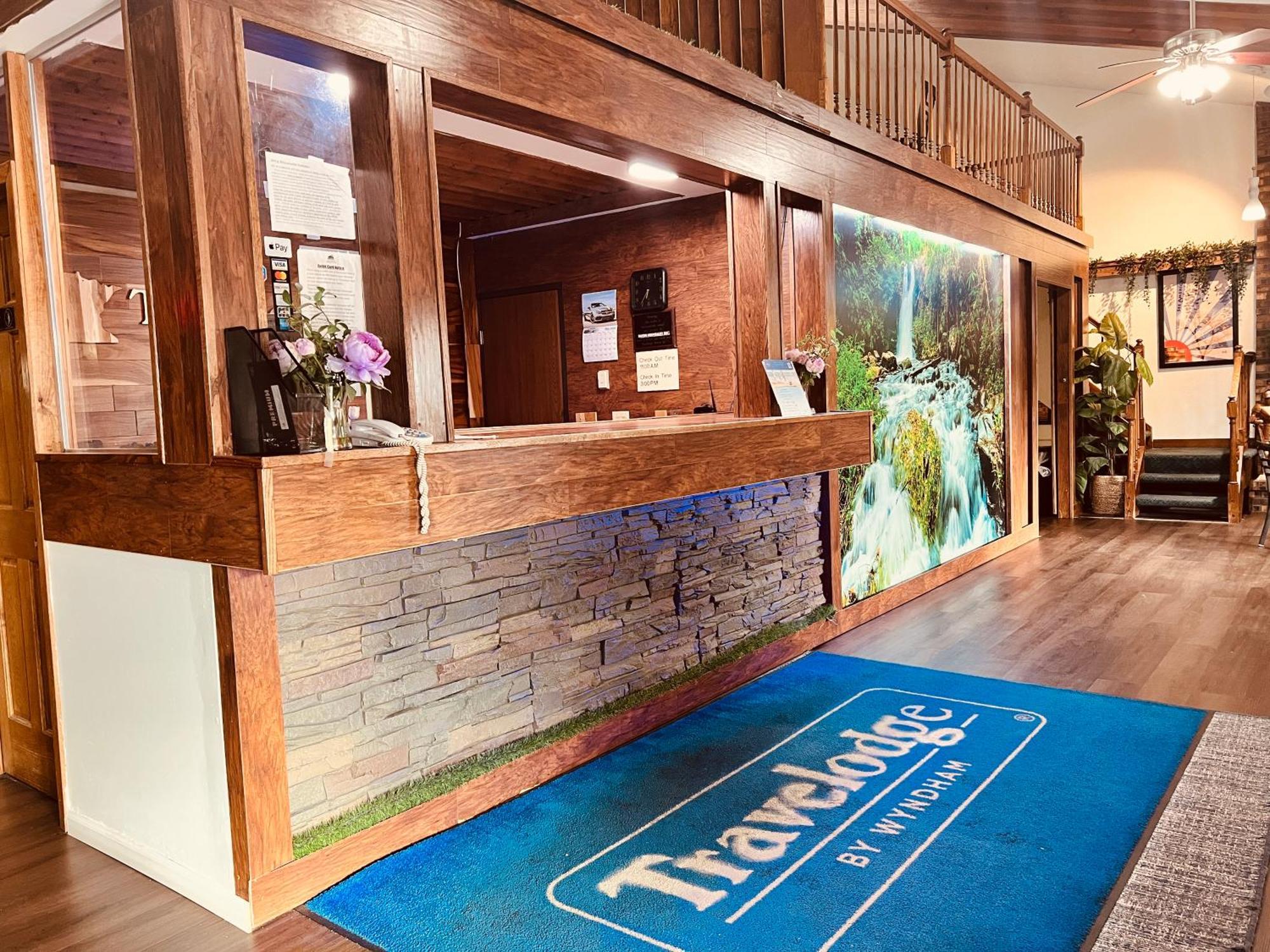 Travelodge By Wyndham Valleyfair Shakopee Exterior photo